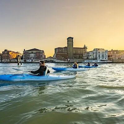 Sunset Kayak Tour in Venice: Discovering the City’s Canals